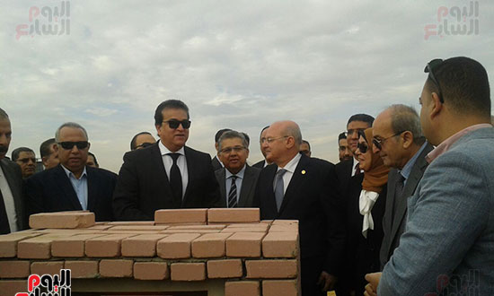 صور الوزراء والمحافظون يقفون دقيقة حداد على شهداء سيناء (17)