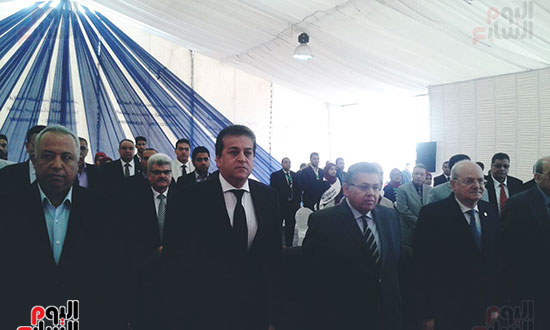 صور الوزراء والمحافظون يقفون دقيقة حداد على شهداء سيناء (19)