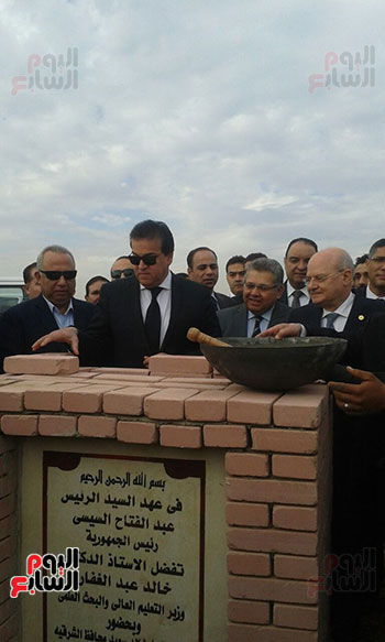 صور الوزراء والمحافظون يقفون دقيقة حداد على شهداء سيناء (25)
