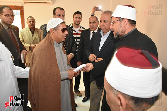 صور الوزراء والمحافظون يقفون دقيقة حداد على شهداء سيناء (10)