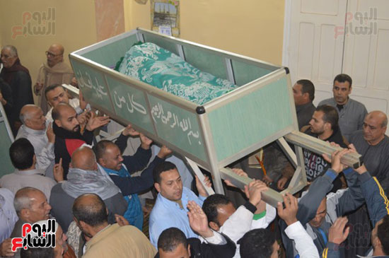 رفع الجثمان داخل المسجد