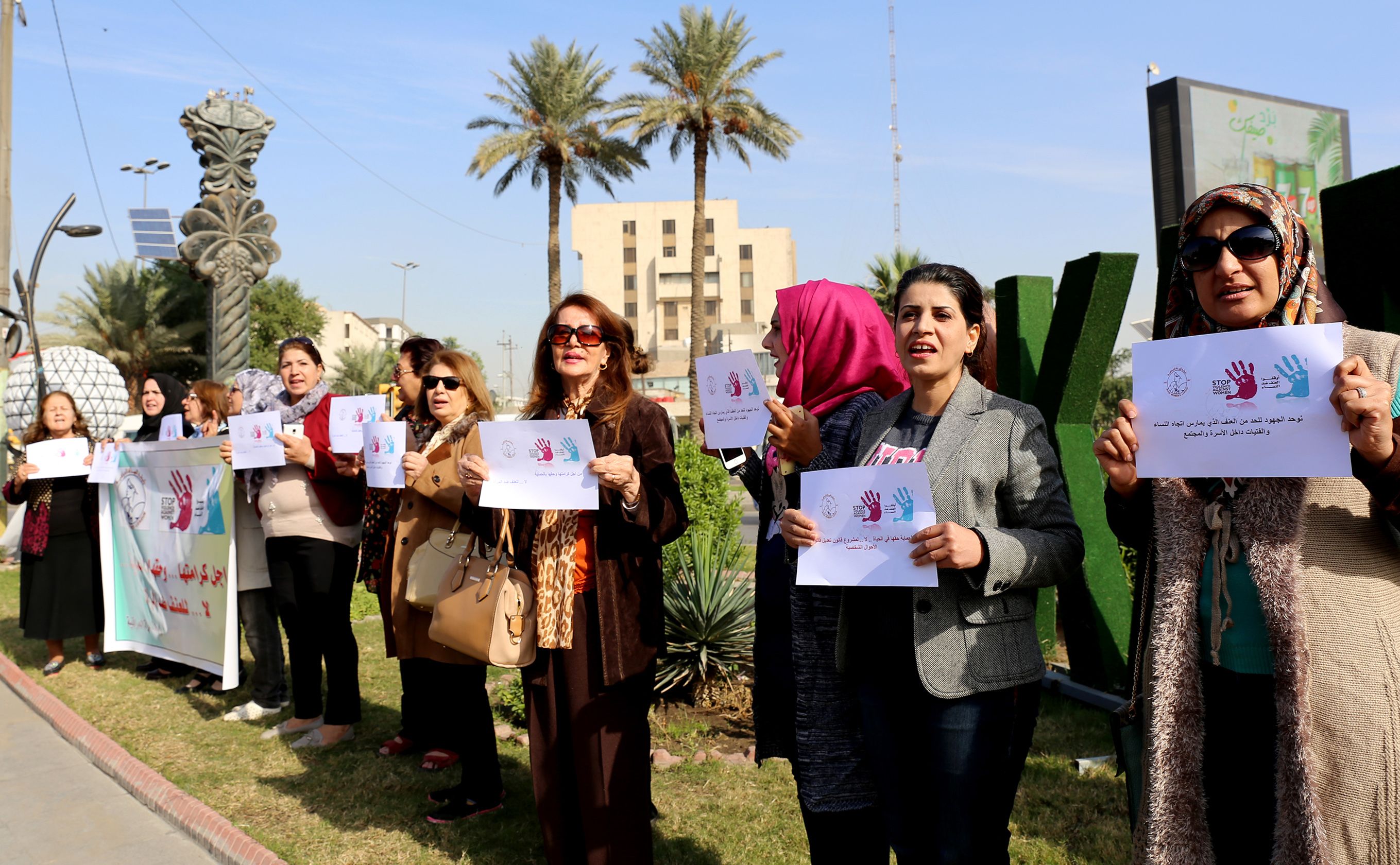 عراقيات يتظاهرن للقضاء على العنف ضد المرأة فى بغداد