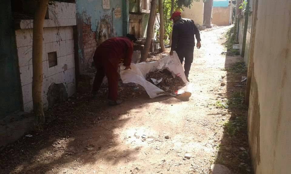 عمال مجلس مدينة دسوق في حملة للنظافة بالمقابر