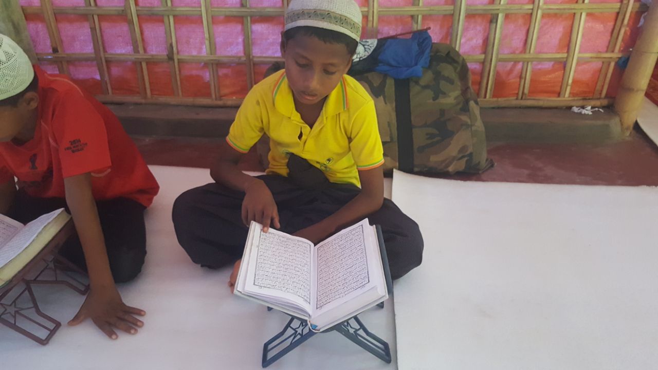 أحد أطفال الروهينجا يقرأ القرآن