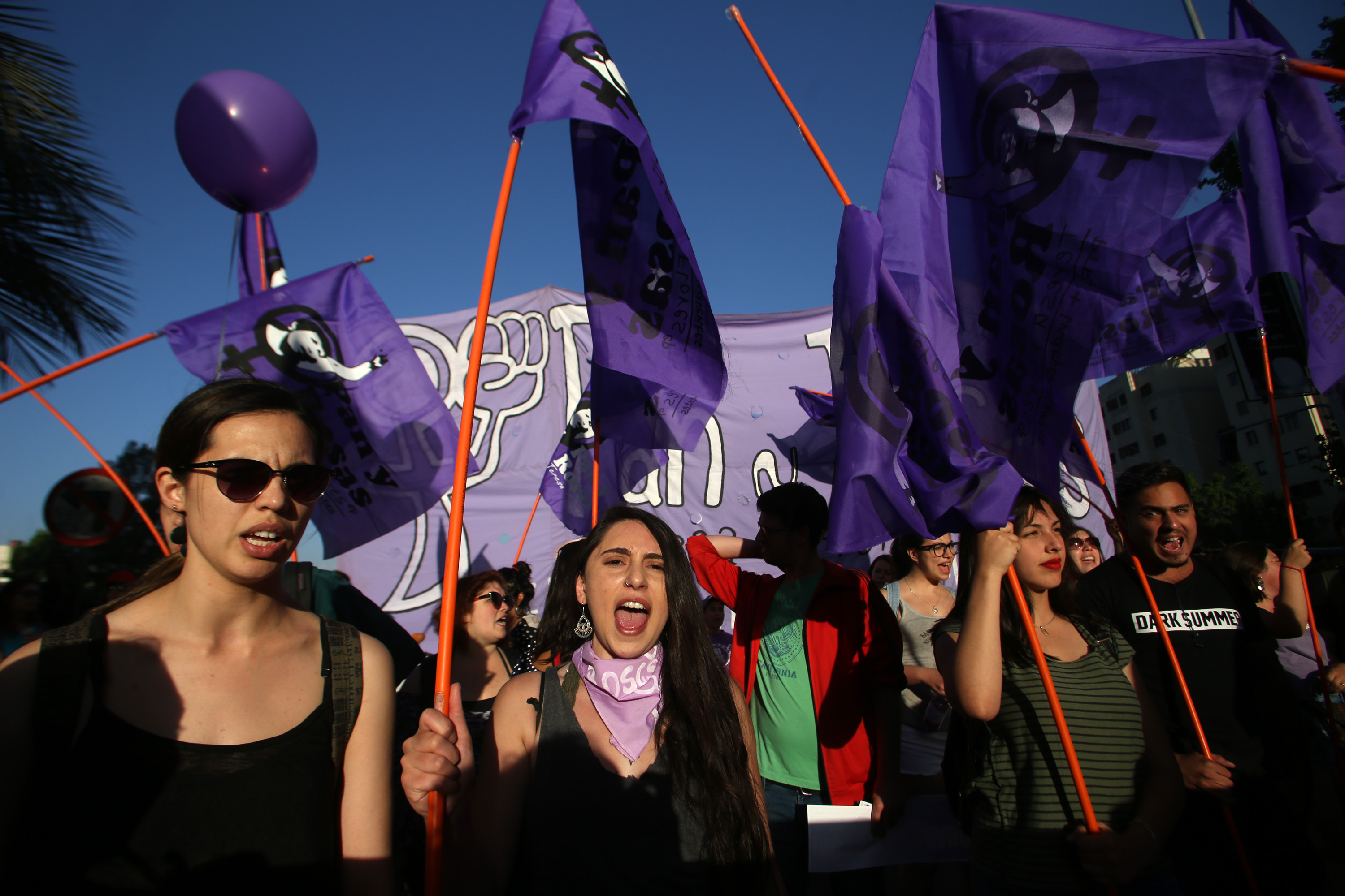 جميلات تشيلى يتظاهرن بسبب العنف ضد المرأة