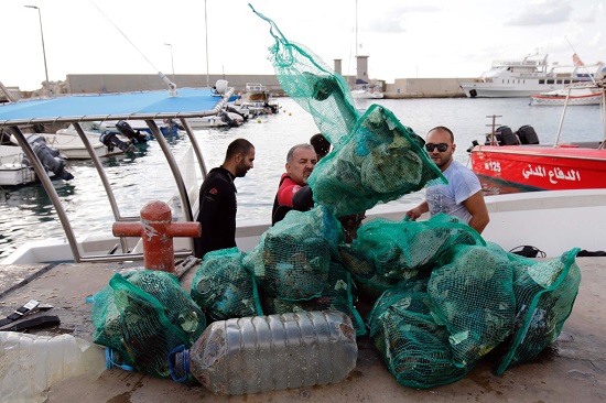 تنظيف القمامة من البحر (2)