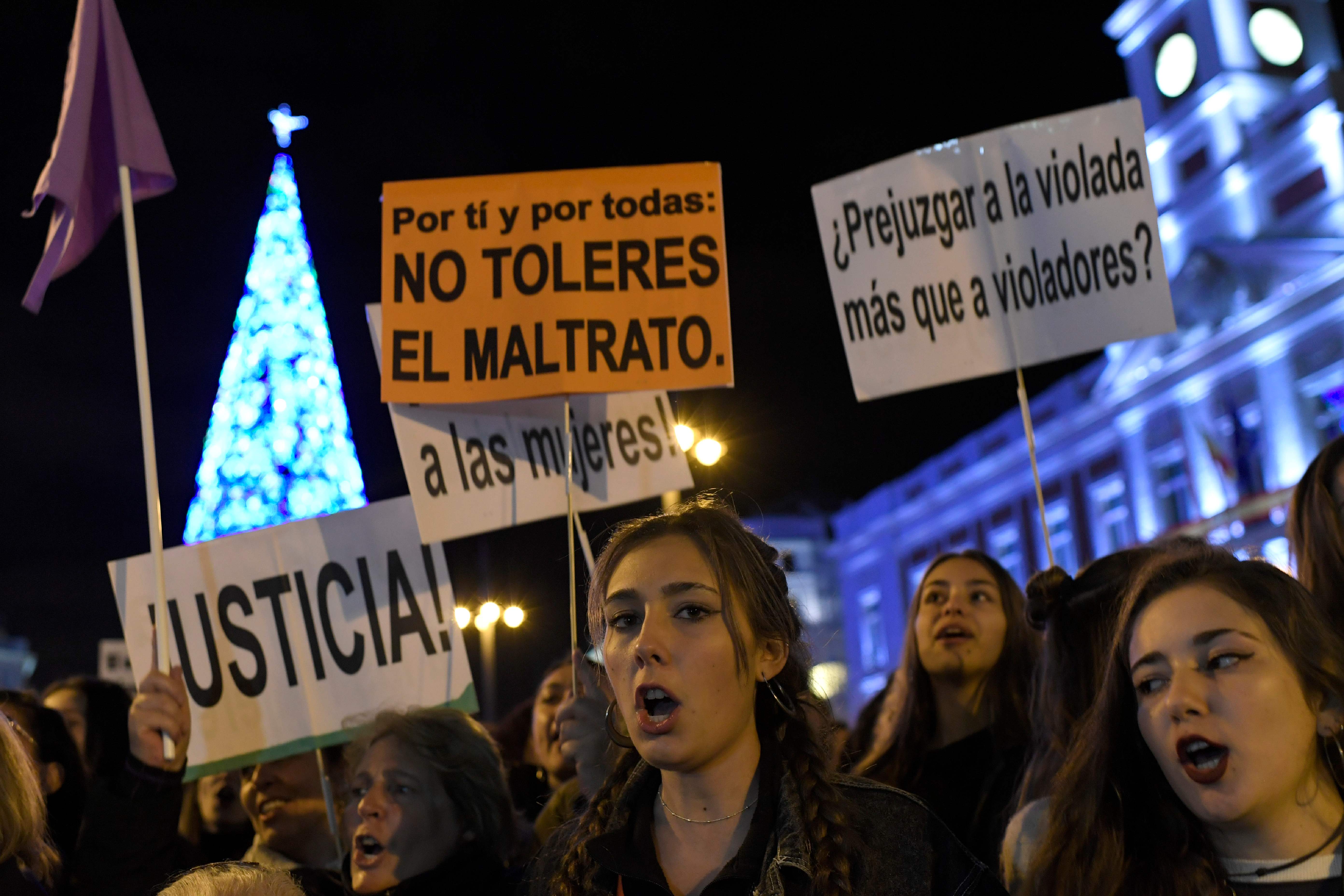 جميلات اسبانيا يتظاهرن فى اليوم العالمى للقضاء على العنف ضد النساء
