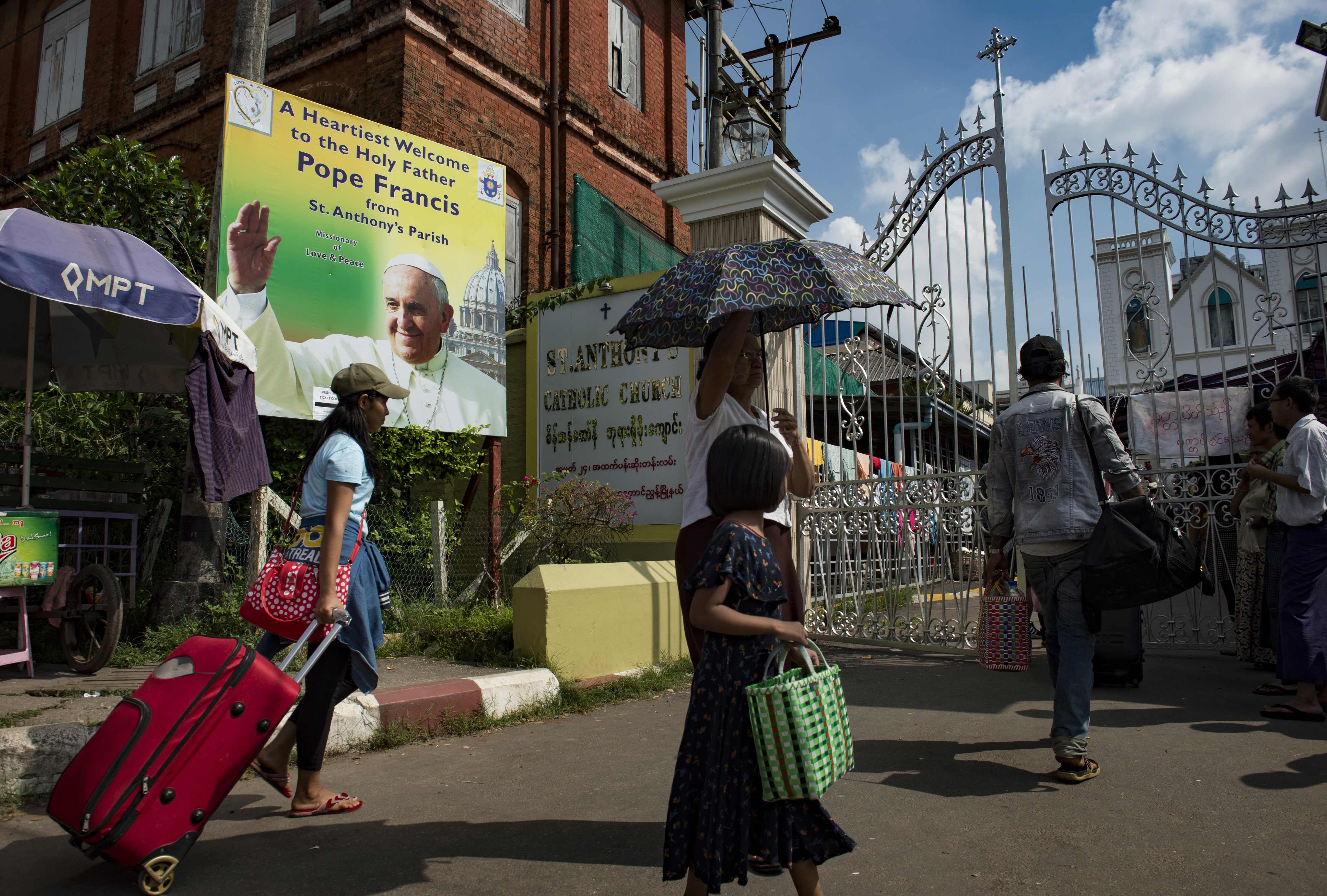 لافتات ترحيب بالبابا فرانسيس فى ميانمار