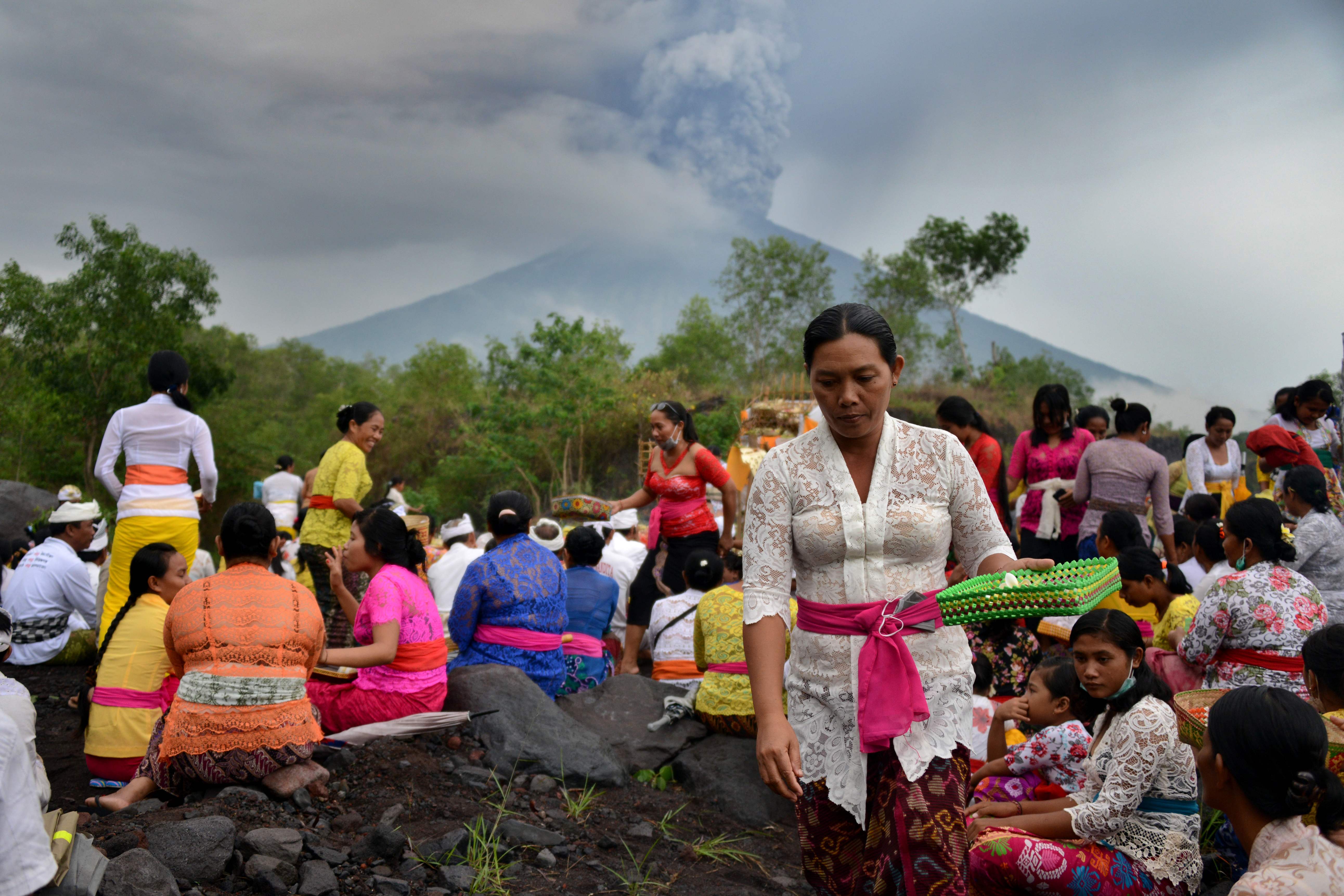 مئات الإندونيسيين يصلون لعدم ثوران البركان