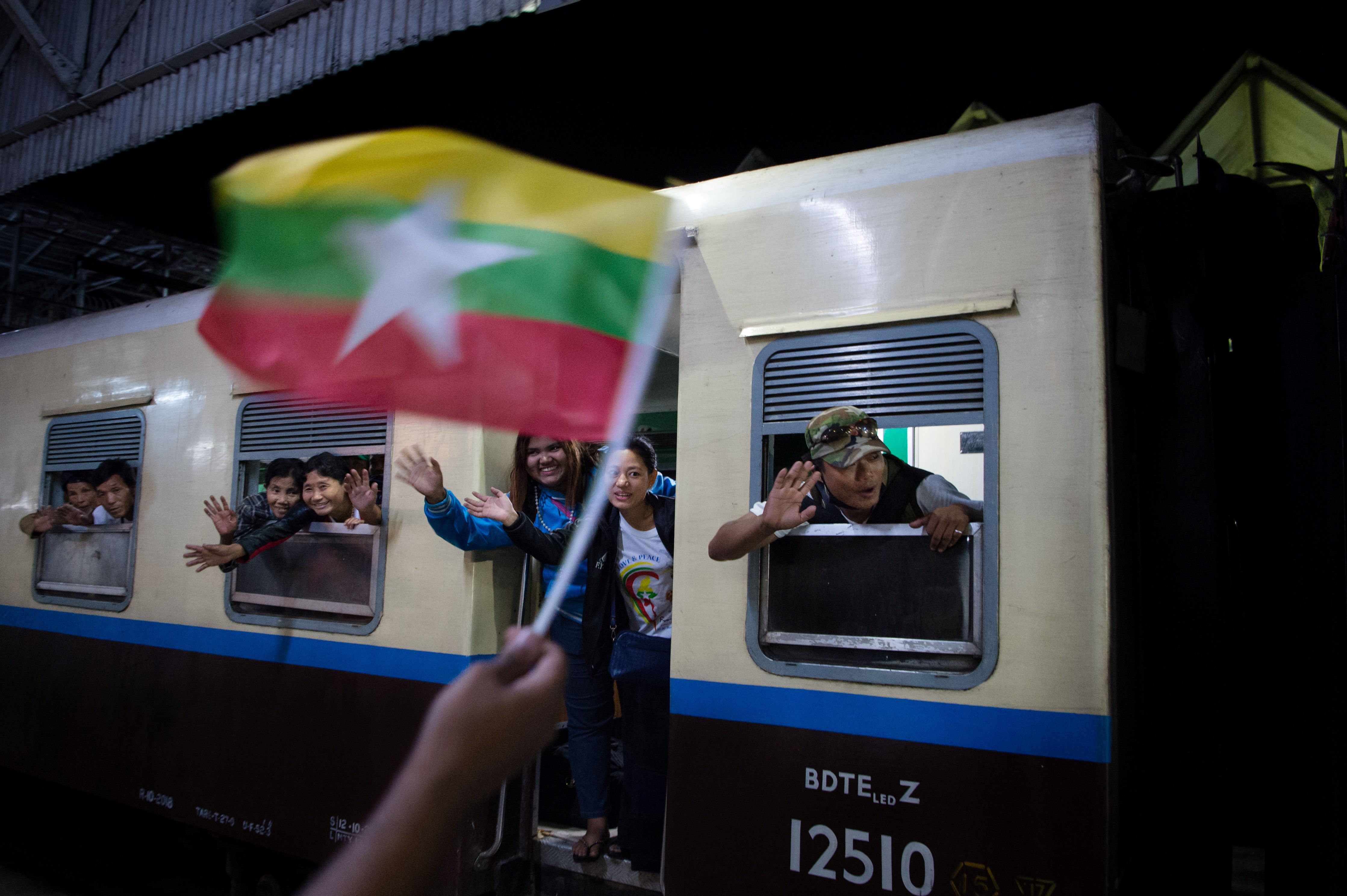 أقباط يسافرون بالقطار لاستقبال البابا فى يانجون
