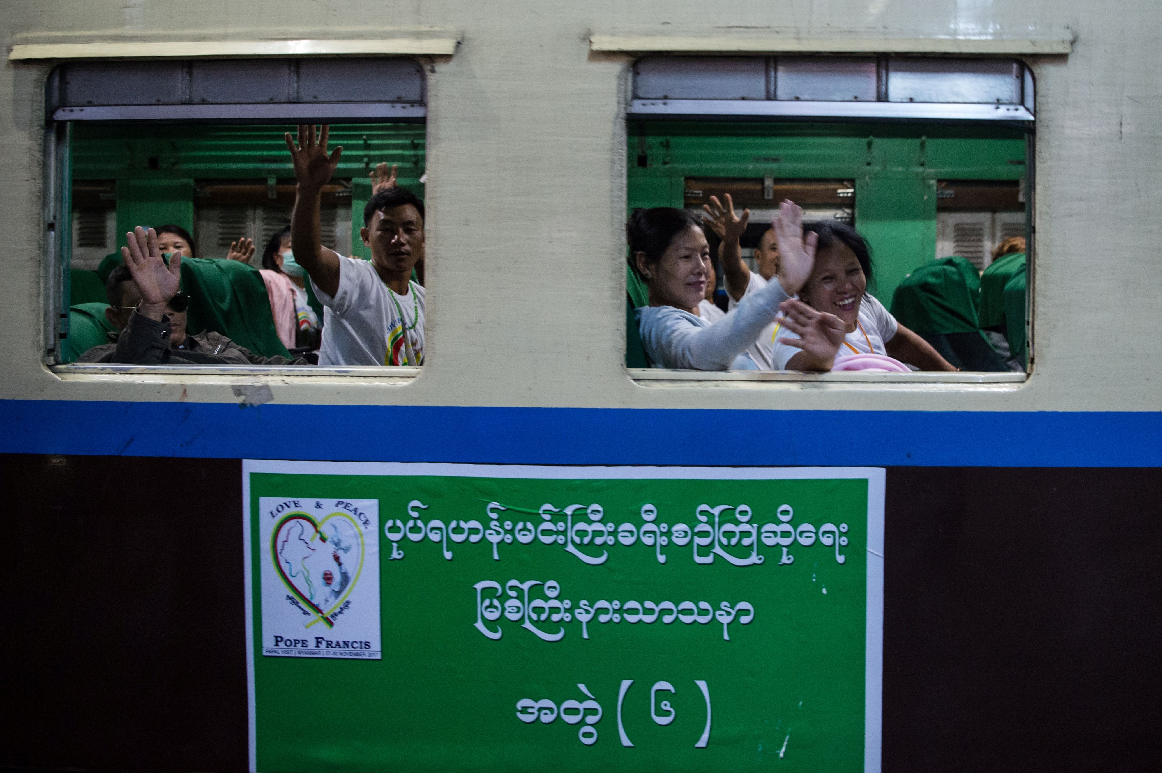 الأقباط فى ميانمار يودعون ذويهم قبل السفر لاستقبال البابا