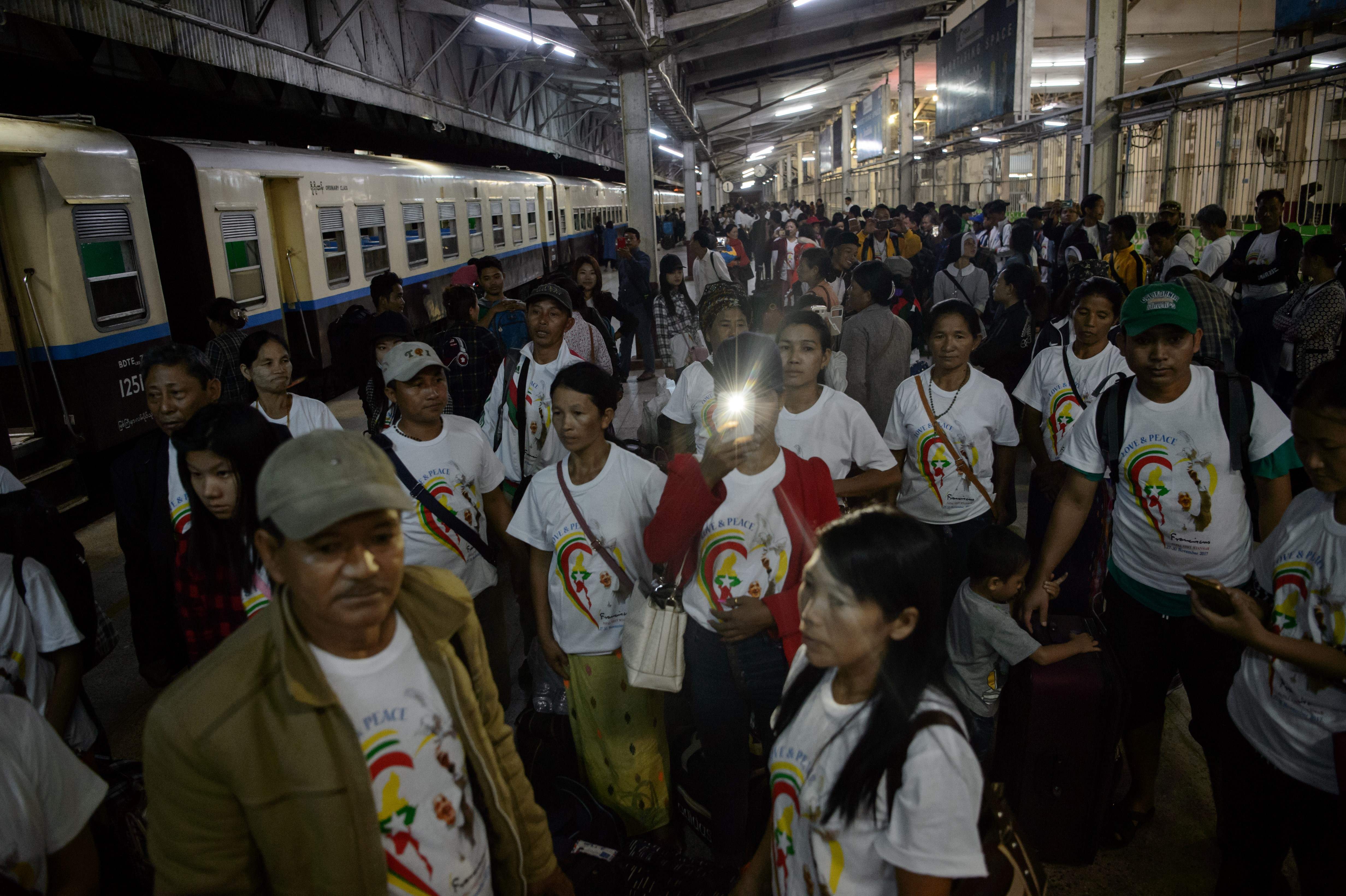 محطة قطار مزدحمة بالأقباط المتجهين لاستقبال البابا