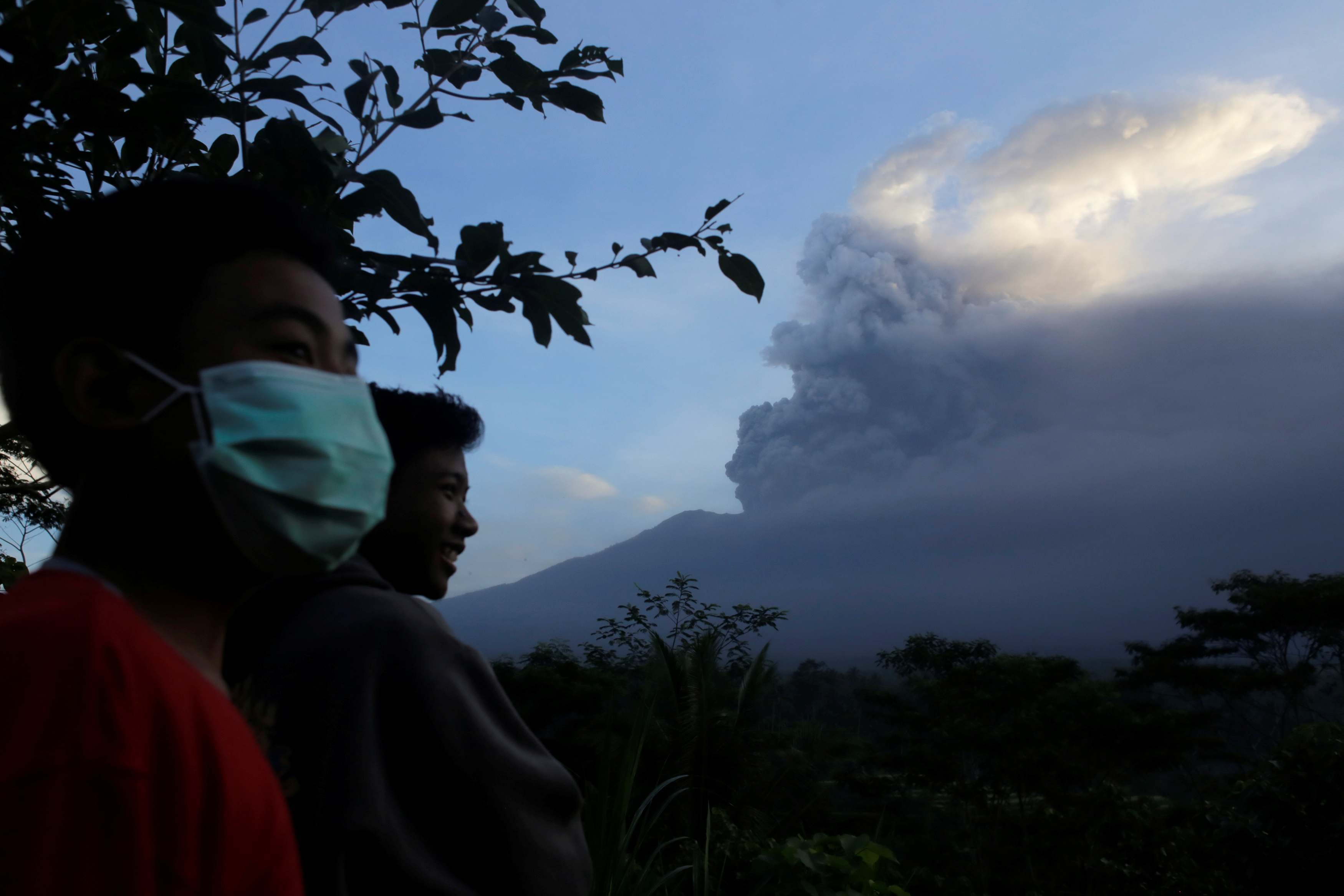 ثوران  بركان جبل ماونت أجونج بجزيرة بالى الإندونيسية
