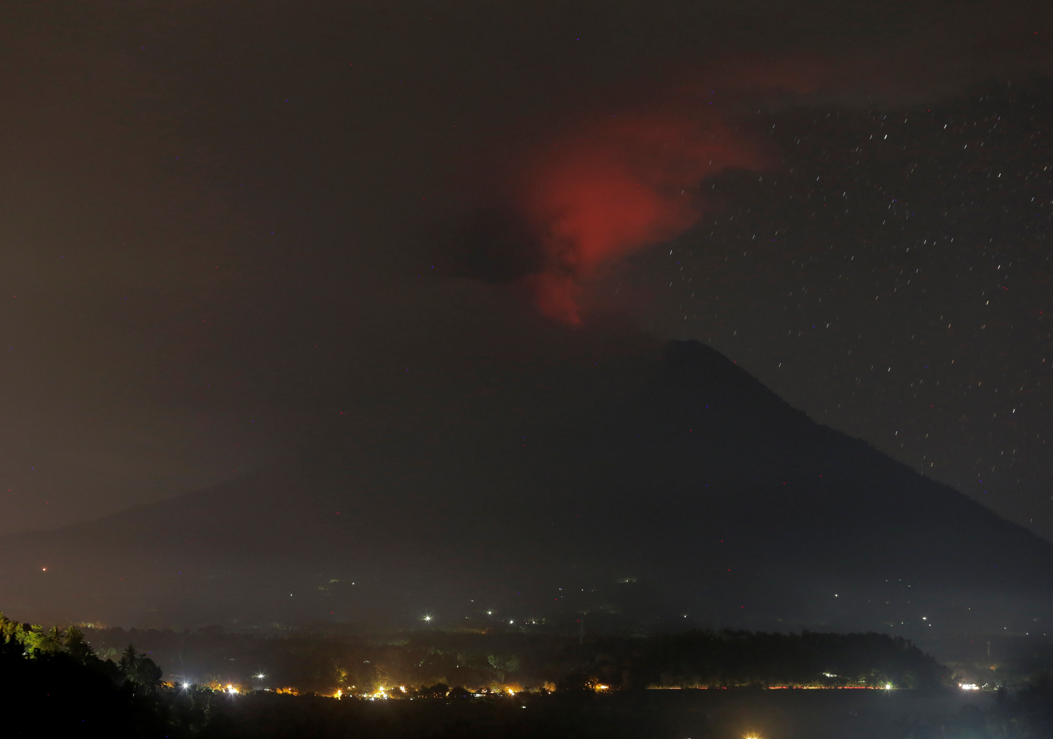 لحظة ثوران  بركان جبل ماونت أجونج بجزيرة بالى الإندونيسية