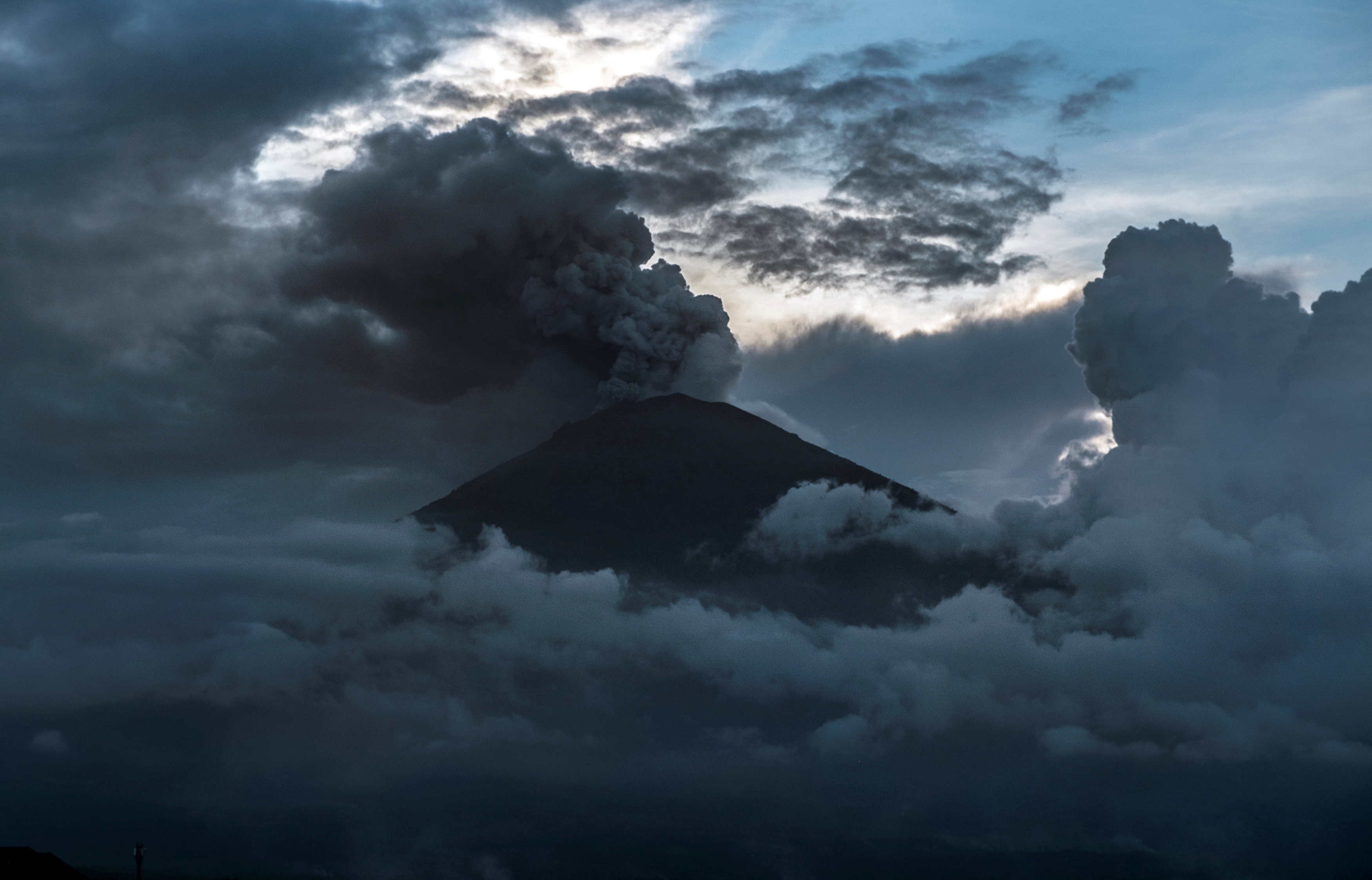 بركان جبل ماونت أجونج بجزيرة بالى الإندونيسية