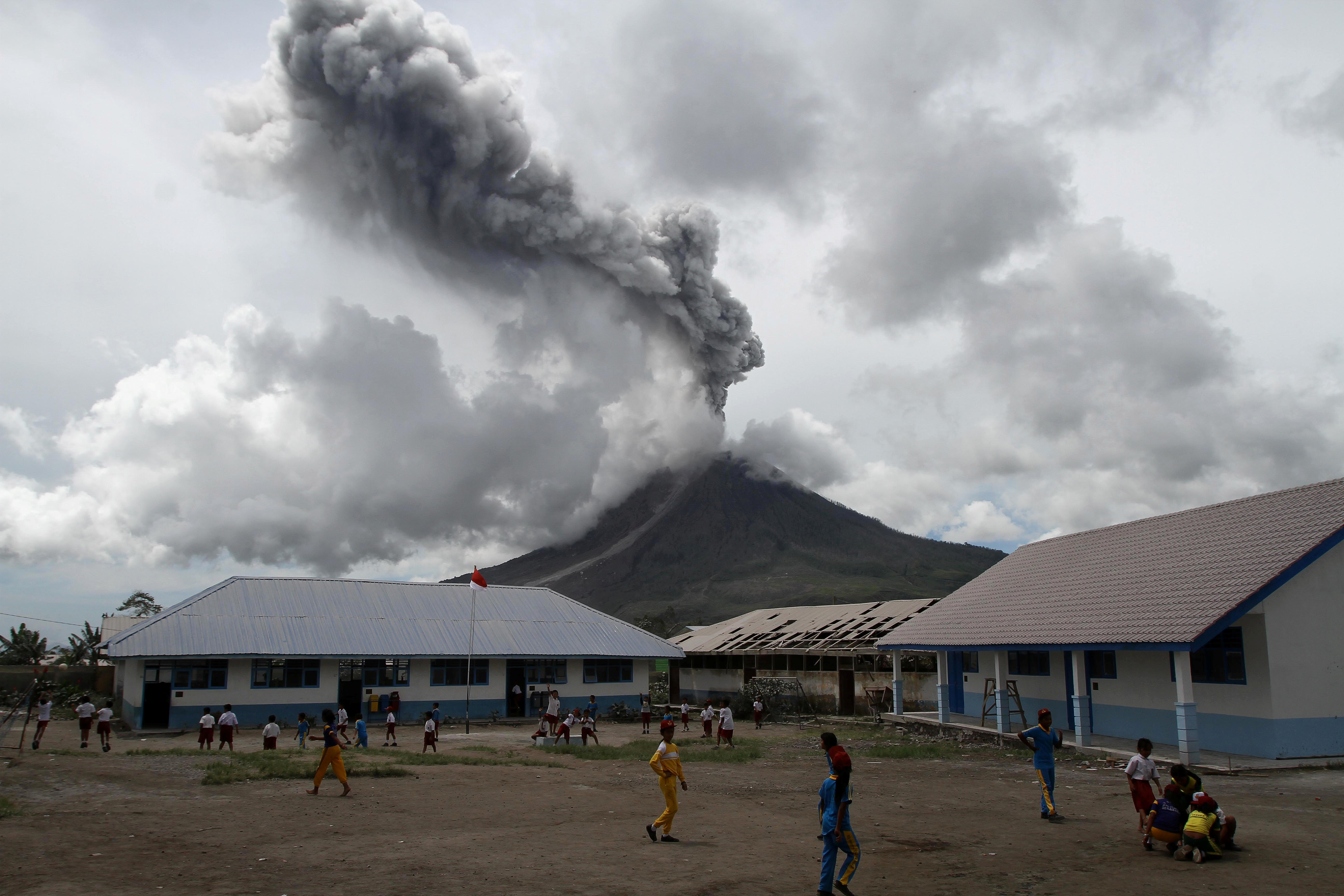ارتفاع الدخان من فوهة البركان