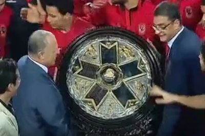 طاهر يحمل الدورى رقم 39 طاهر يحمل الدورى رقم 39
