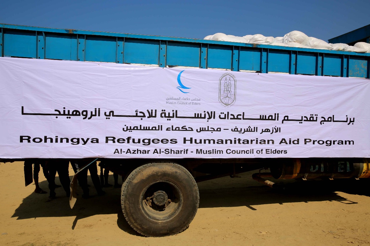 توزيع المساعدات الغذائية على مخيمات مسلمي الروهينجا اللاجئين  (1)