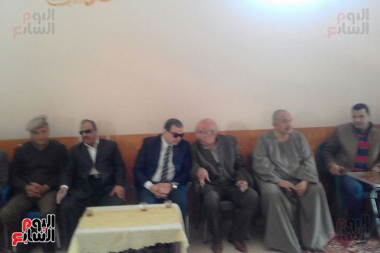 صور وزير القوى العاملة يقدم واجب العزاء فى شهداء مسجد الروضة (3)