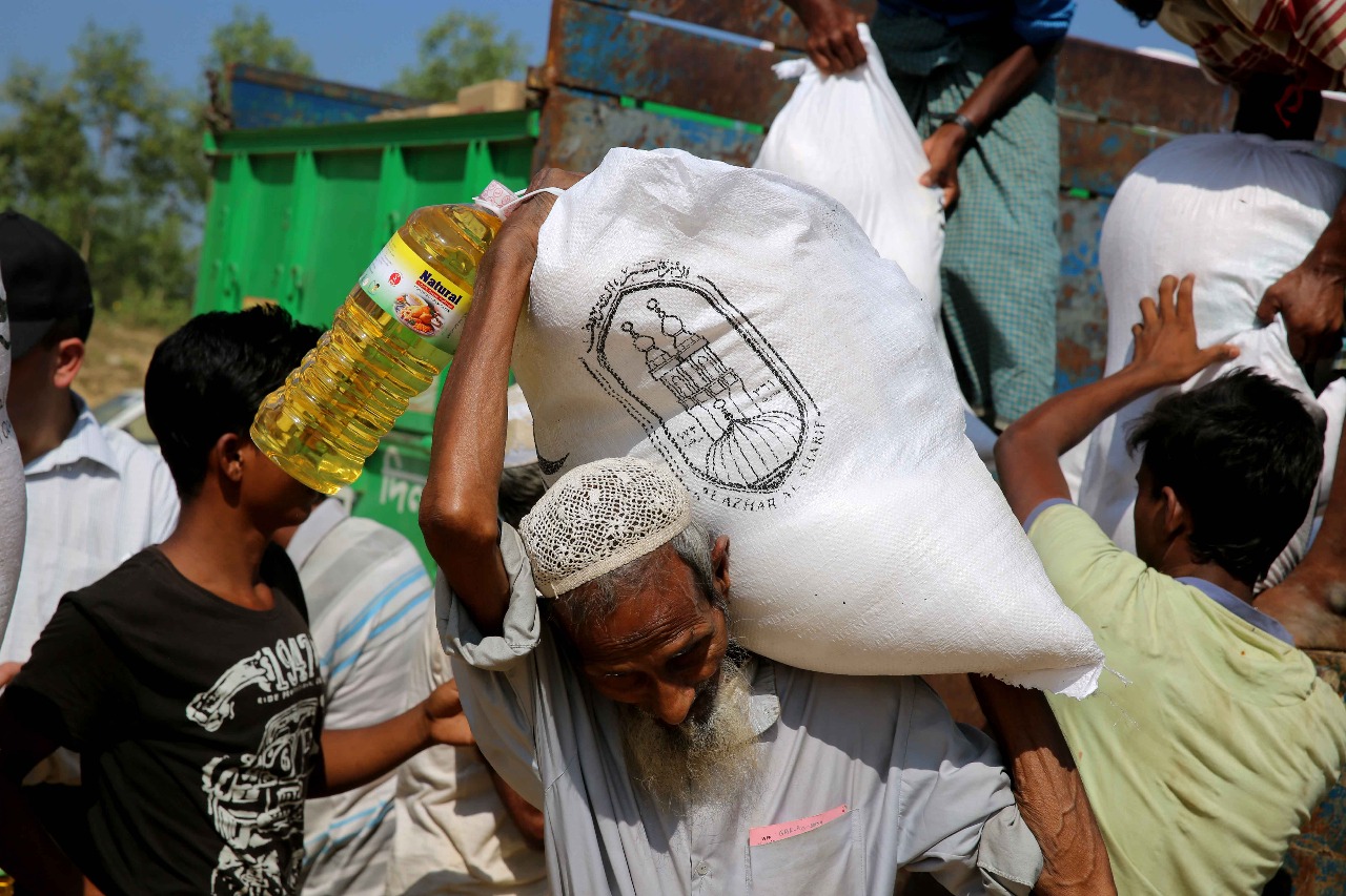 توزيع المساعدات على مسلمي الروهينجا  (1)