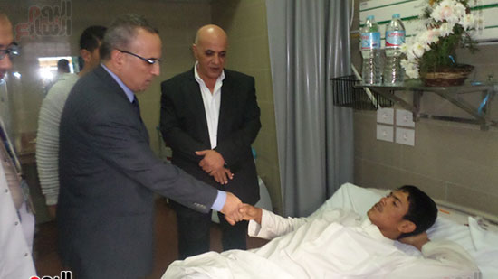 رئيس الوفد يطمئن على أحد المصابين