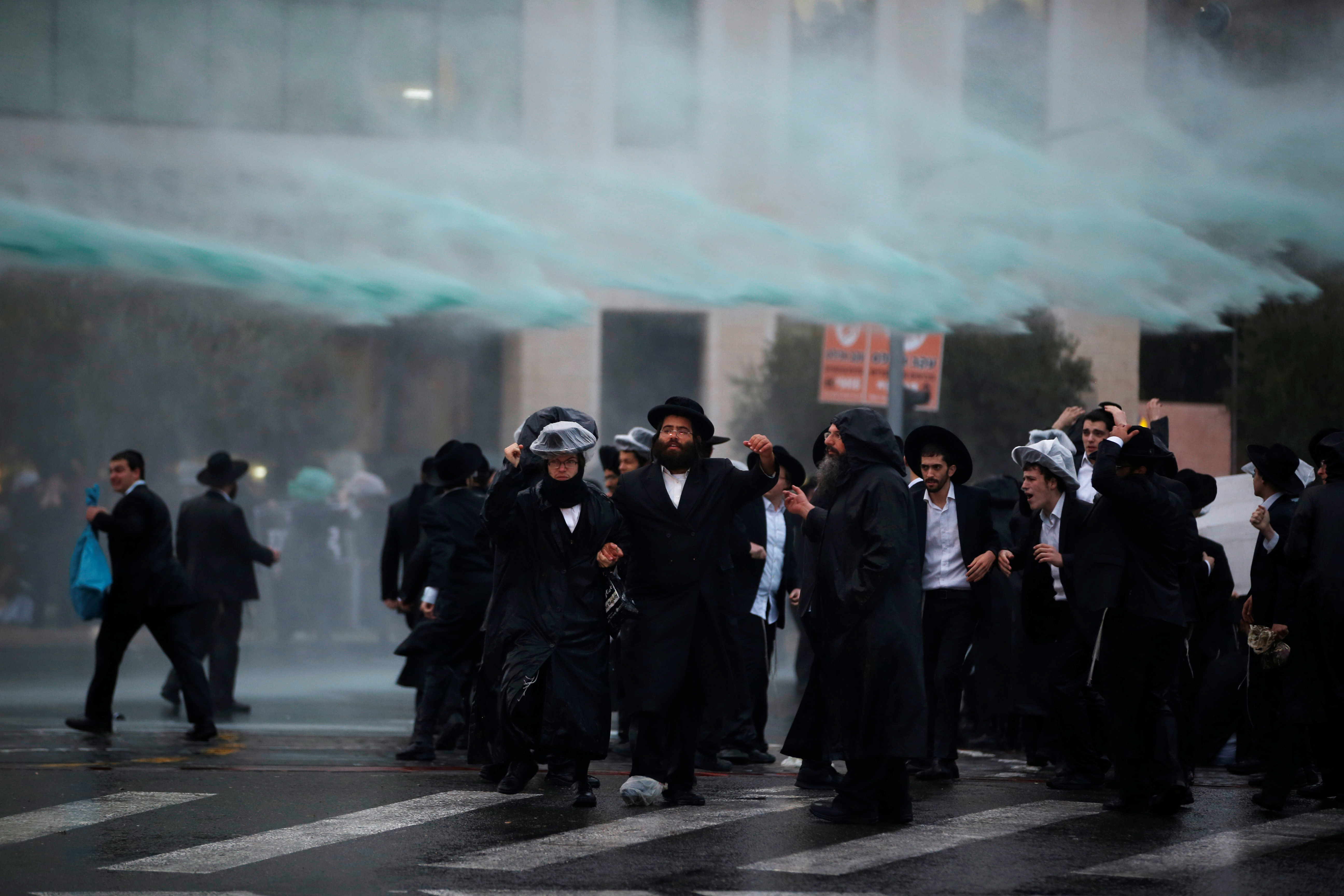 اشتباكات عنيفة بين الشرطة الإسرائيلية وآلاف اليهود بالقدس