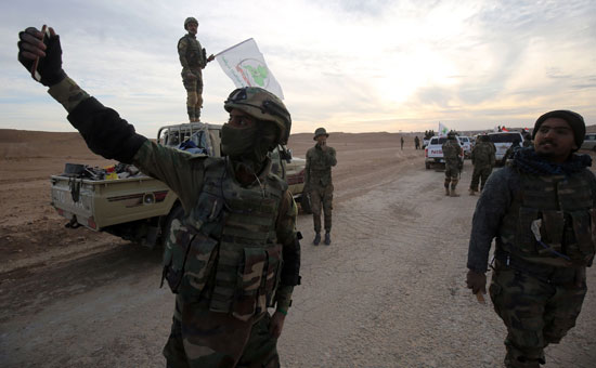جندى عراقى يلتقط صورة سيلفى خلال مطاردة داعش