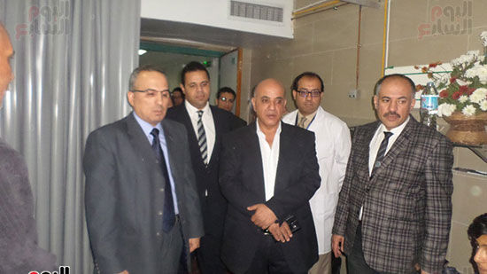 رئيس الوفد النيابى مع وكيل وزارة الصحة