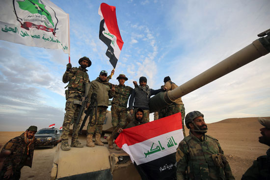 رفع العلم العراقى خلال مطاردة فلول داعش