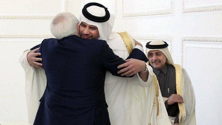 وزير الخارجية الإيرانى يعانق وزير اقتصاد قطر