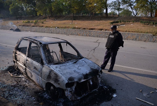 سيارة متفحمة إثر اشتباكات الشرطة ومتشددين فى باكستان