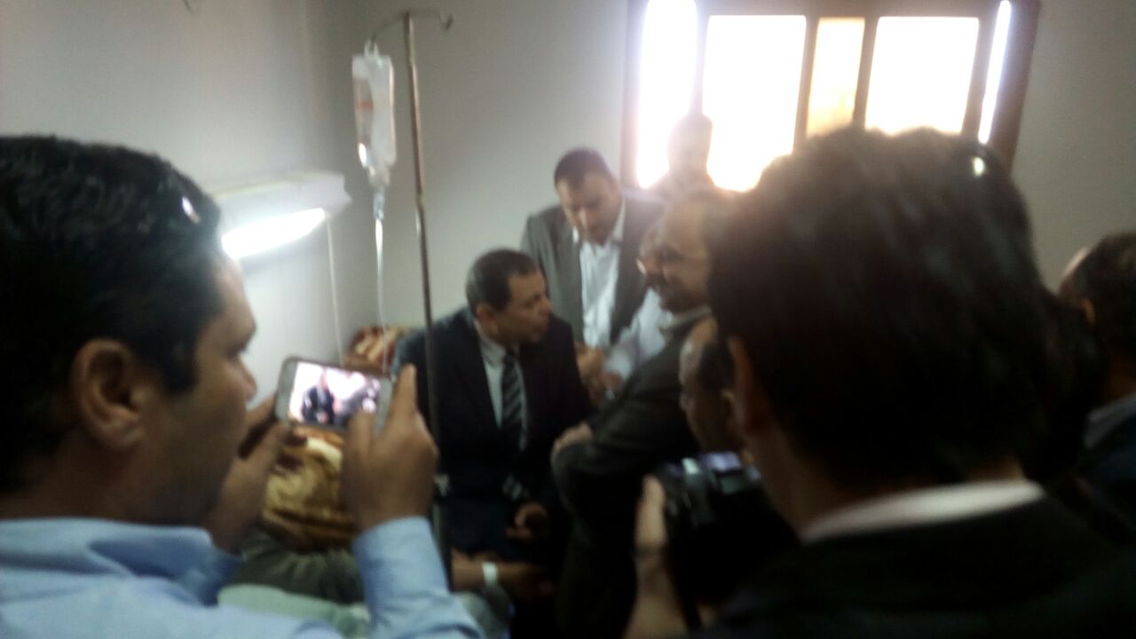 صور وزير القوى العاملة يزور إمام مسجد الروضة (3)
