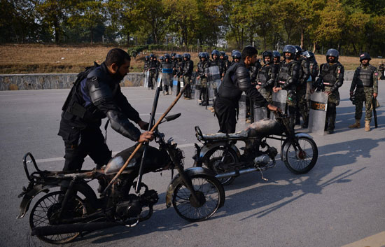 الشرطة تزيل أثار الاشتباكات فى باكستان