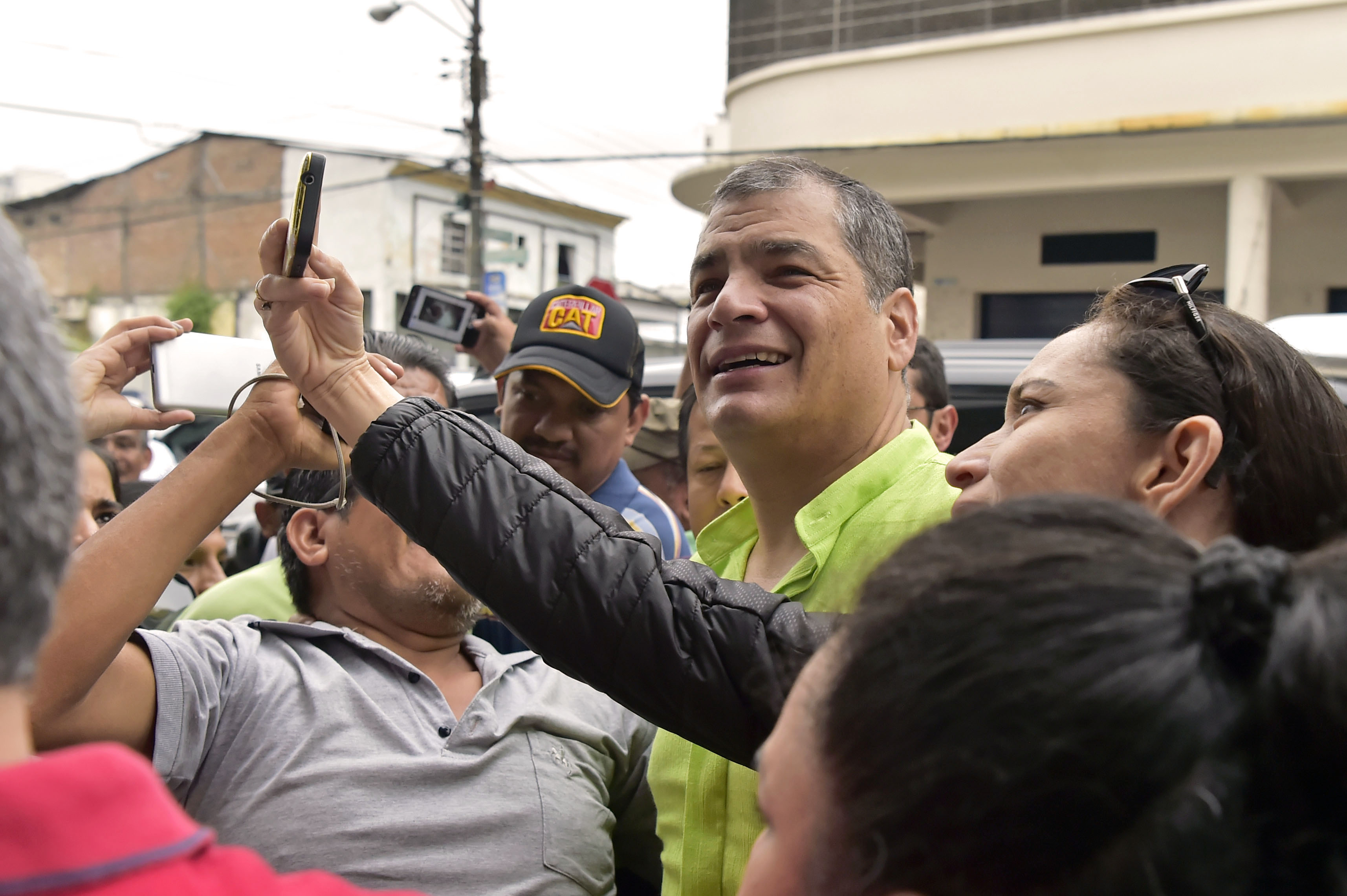 سيدة تلتقط سيلفى مع رئيس الإكوادور السابق رافاييل كوريا
