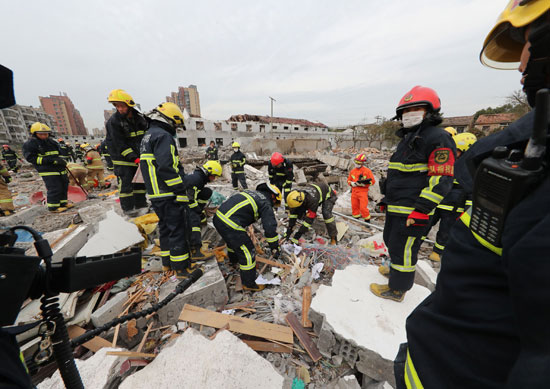 فرق الإنقاذ والدفاع المدنى فى موقع انفجار مصنع بالصين