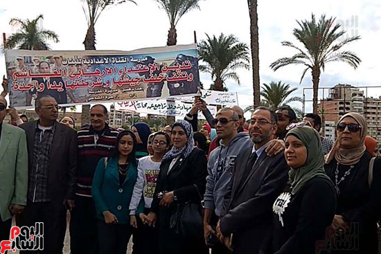 مشاركة الطالبات بوقفة المحافظة امس