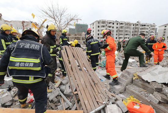 البحث عن ضحايا انفجار مصنع فى الصين