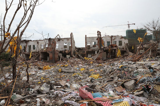 الدمار فى محيط انفجار مصنع بالصين