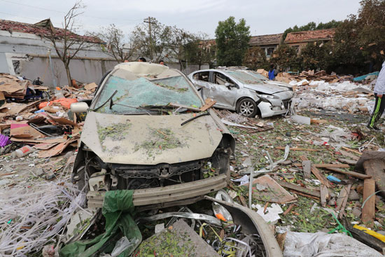 سيارات مدمرة إثر انفجار مصنع فى الصين