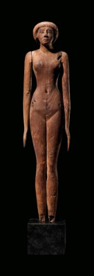 2017_CKS_14231_0085_000(a_large_egyptian_wood_female_figure_late_old_kingdom_to_first_intermed)