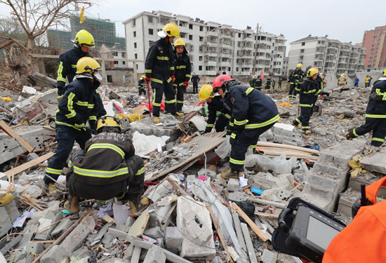 عمال الإنقاذ يبحثون عن ناجين إثر انفجار فى الصين
