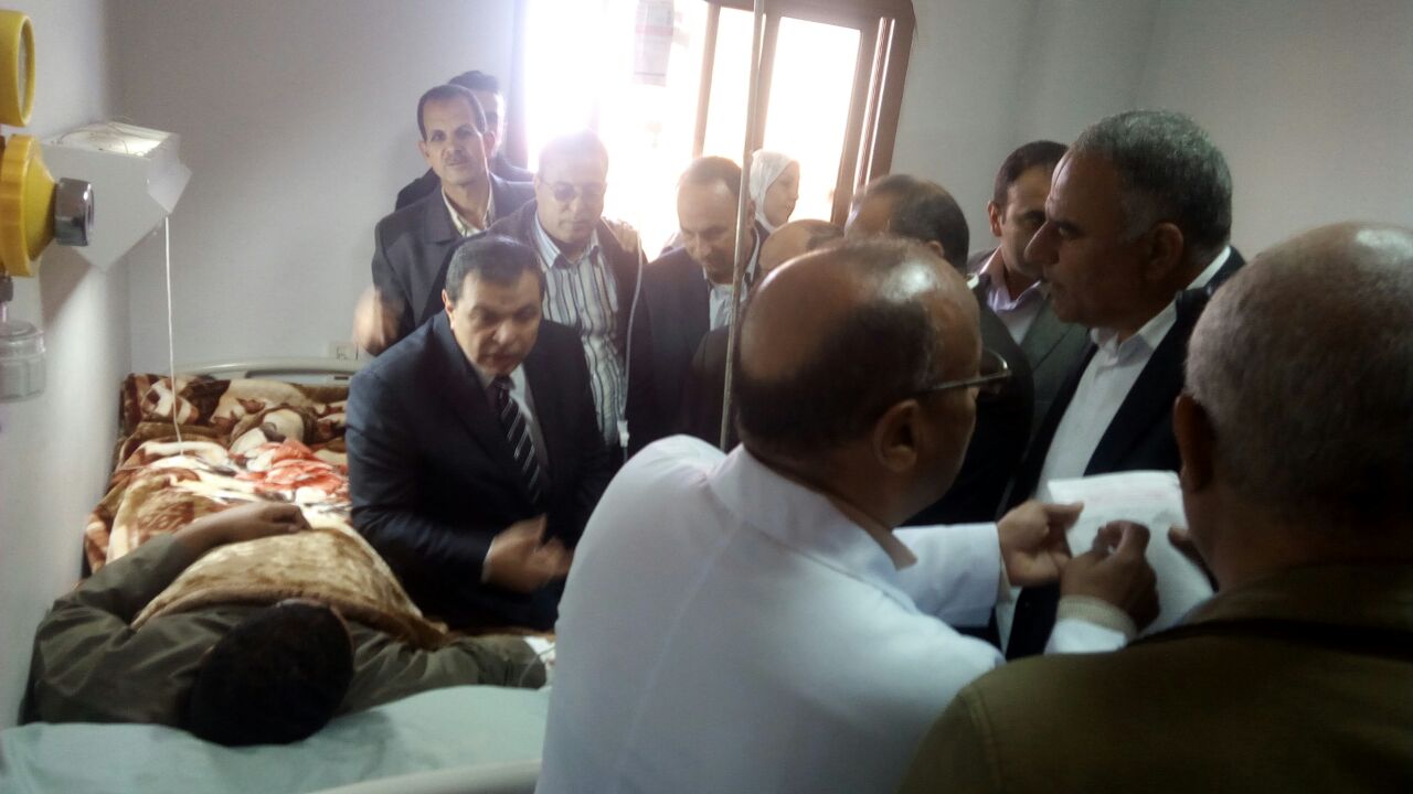صور وزير القوى العاملة يزور إمام مسجد الروضة (2)