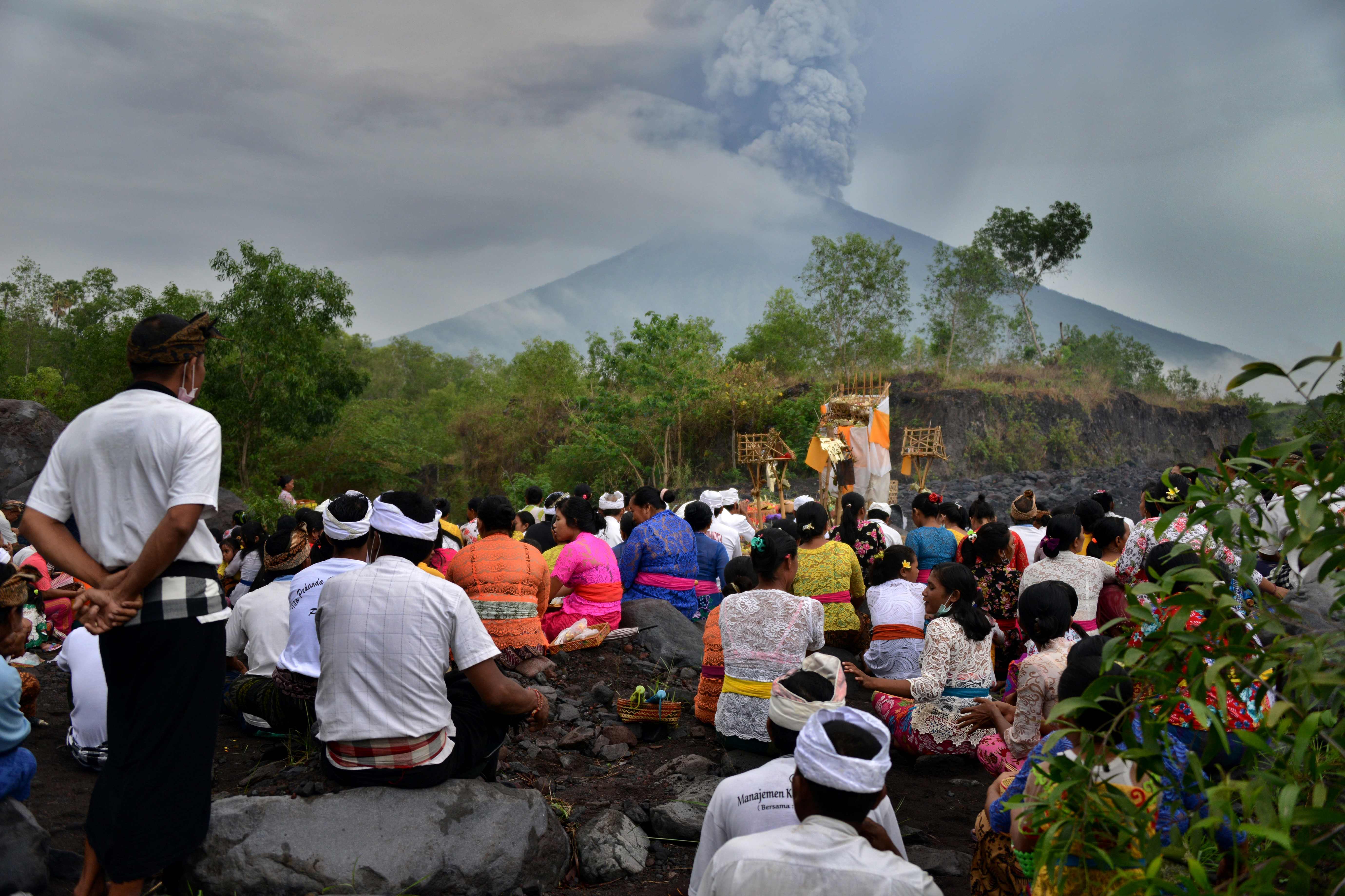 إندونيسيون يشاهدون دخان بركان بالى