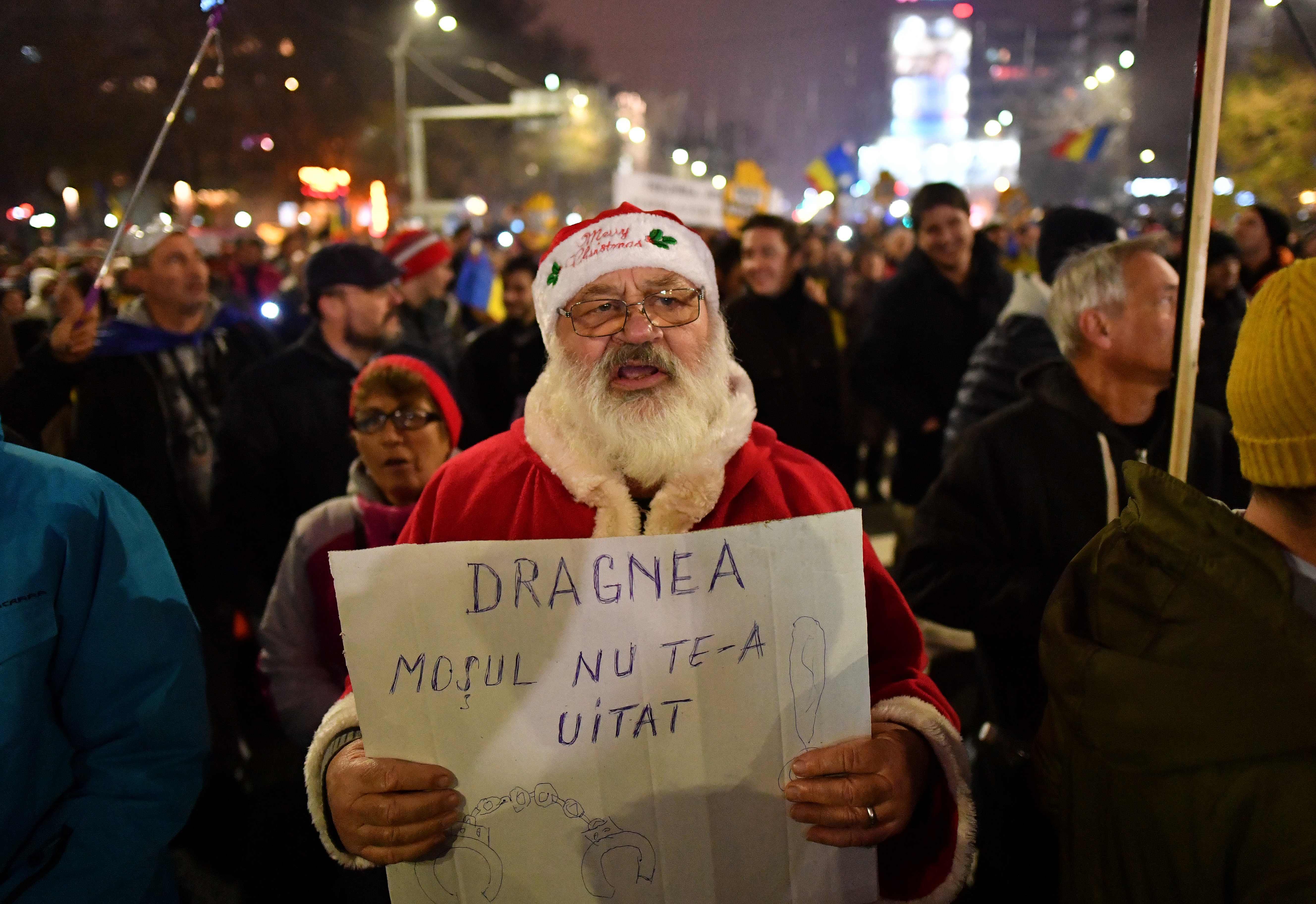 مسن يرتدي زي بابا نويل مشارك في التظاهر