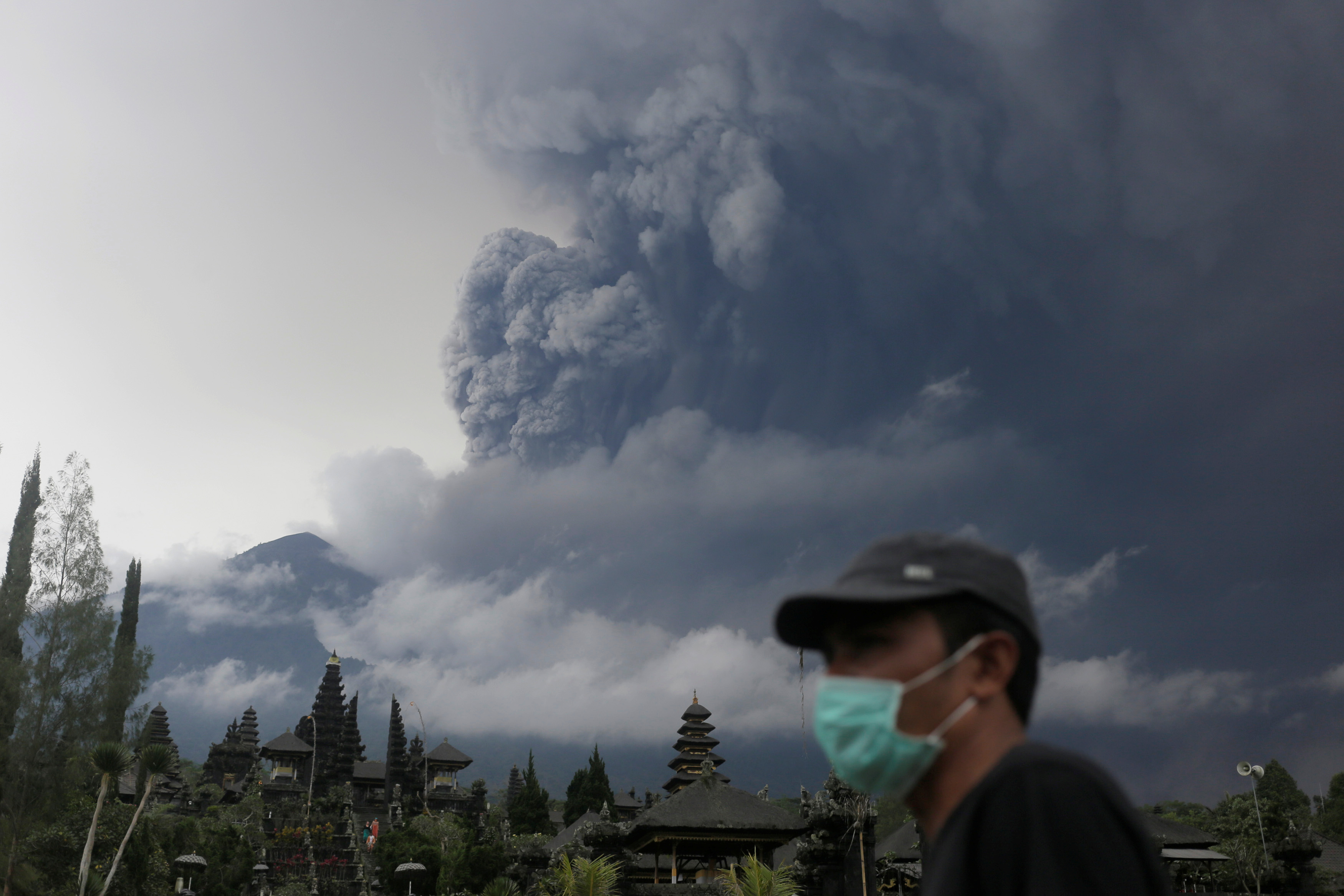دخان صاعد من البركان