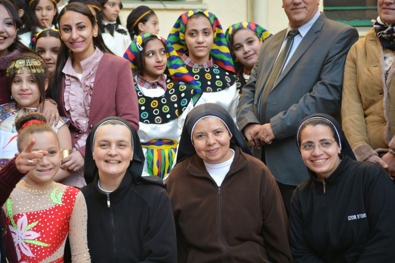 4 مديرة مدرسة الراهبات بدمنهور خلال الاحتفال