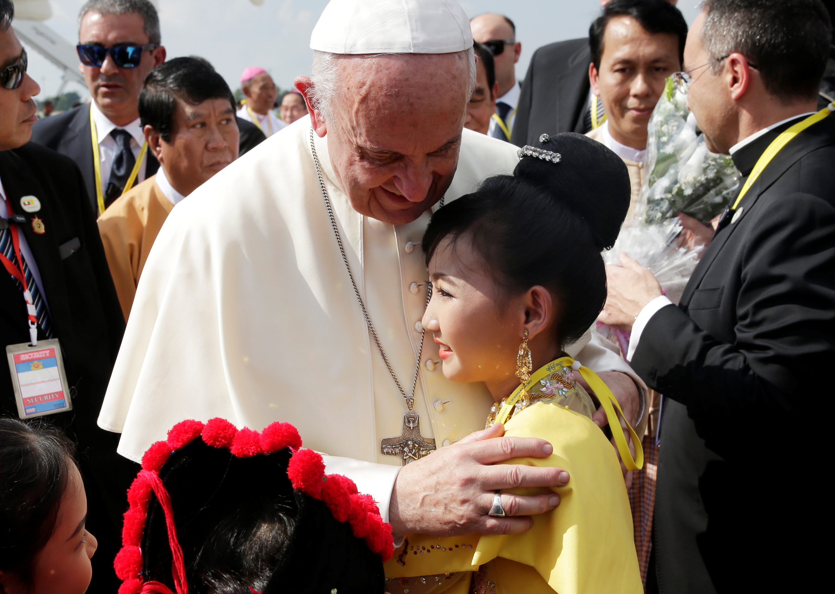  البابا فرانسيس يحتضن الأطفال 