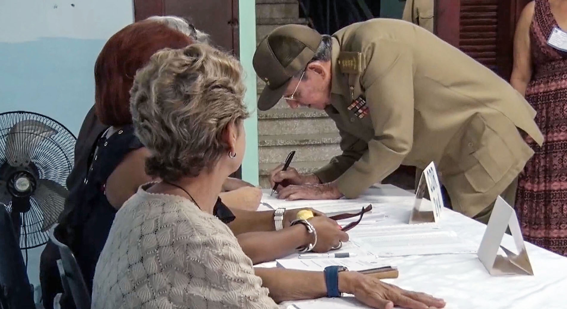 الرئيس الكوبي يوقع في سجل الانتخابات