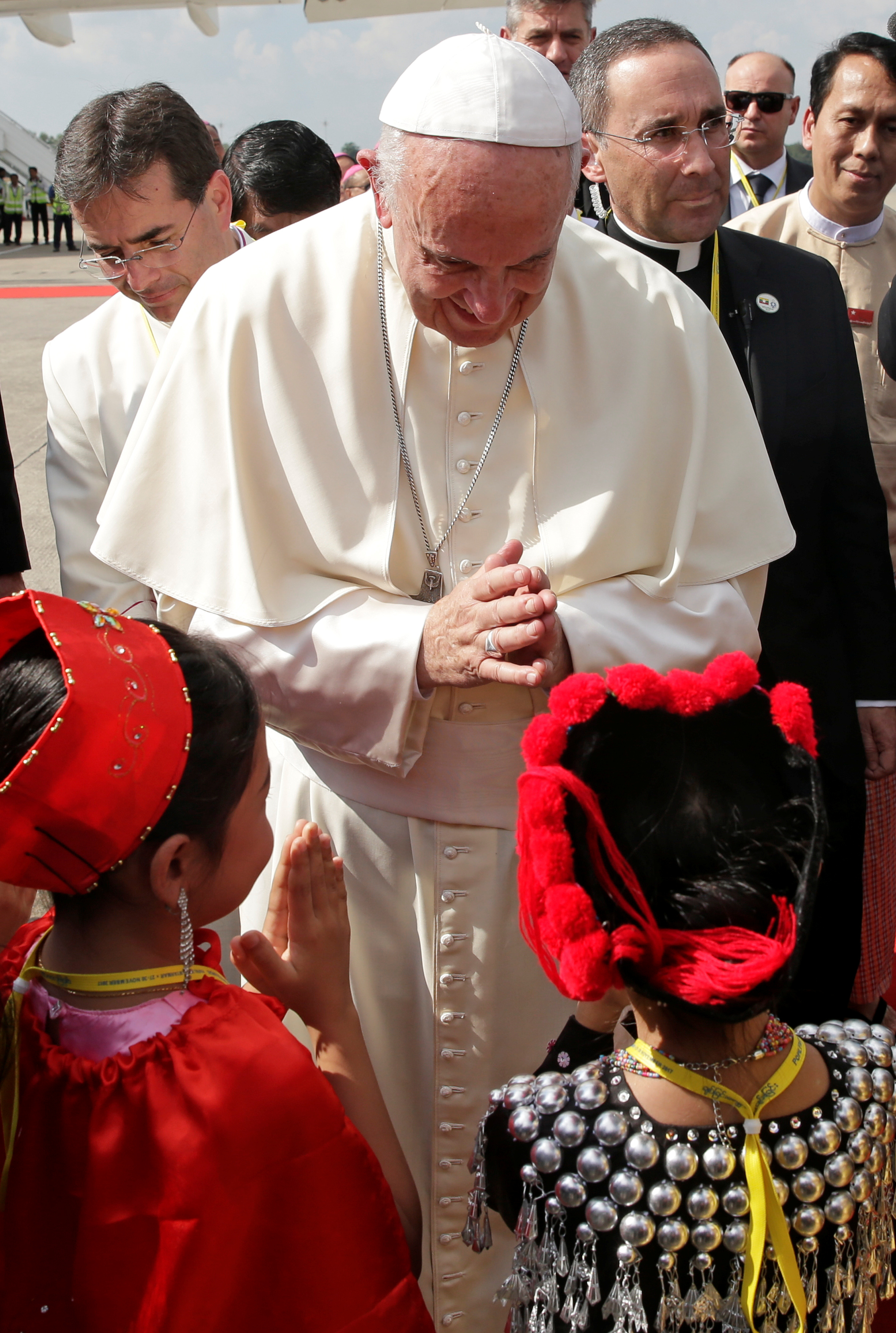  لحظة استقبال البابا فرانسيس 