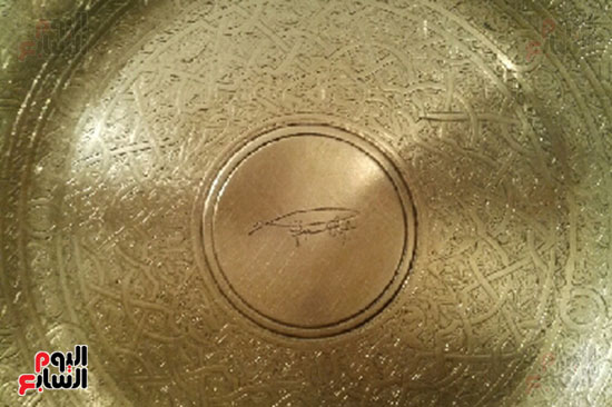 طبق من الفضة يحمل توقيع  عبدالناصر  اهداه للشيخ الفشنى